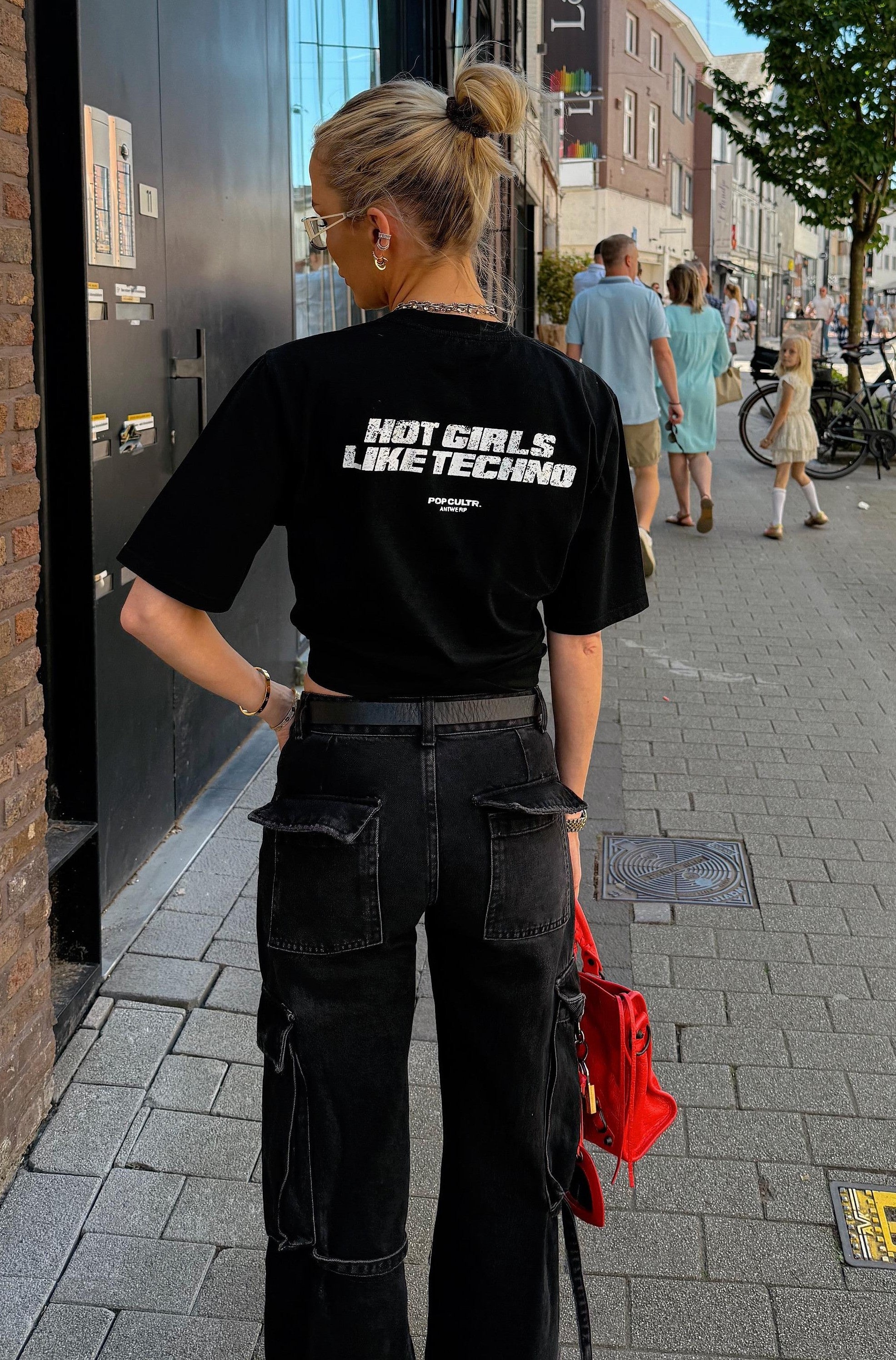 "HOT GIRLS LIKE TECHNO" TEE